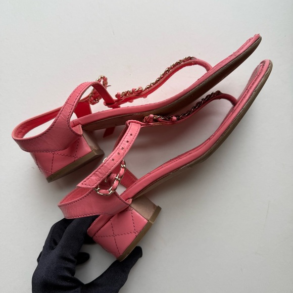 CHANEL Quilted Pink
Interlocking CC Logo T-Strap Sandals
Goatskin Size 38 - Picture 12 of 13
